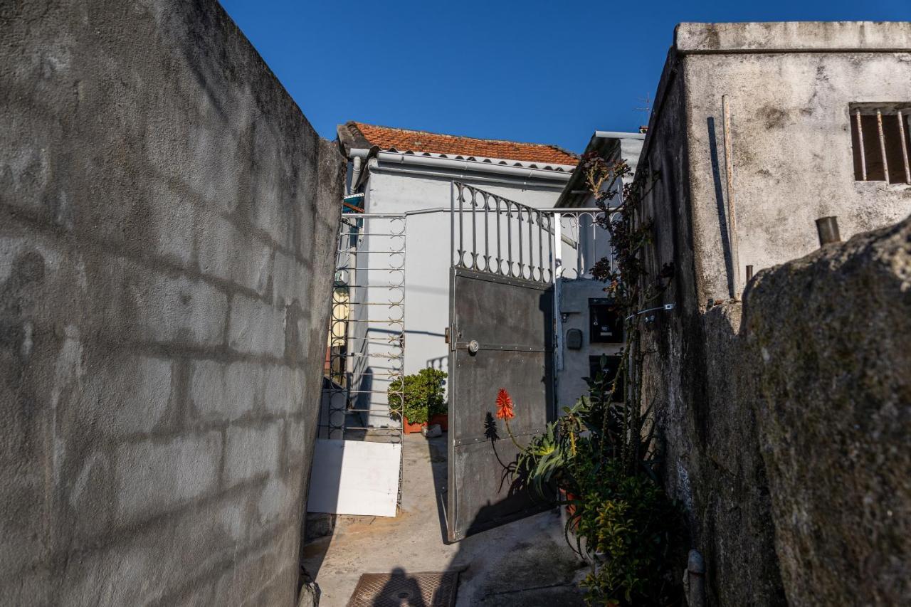 House On A Rustic Island At Campanha Trainstation Porto Exterior foto